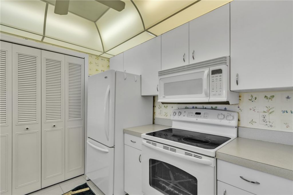 25 Plantation Drive, Unit 203, Vero Beach, FL 32966 Photo