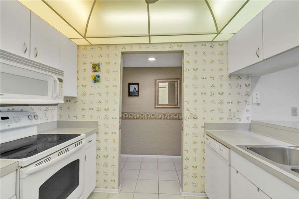 25 Plantation Drive, Unit 203, Vero Beach, FL 32966 Photo