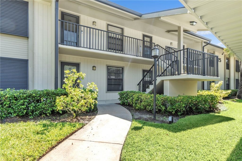 25 Plantation Drive, Unit 203, Vero Beach, FL 32966 Photo
