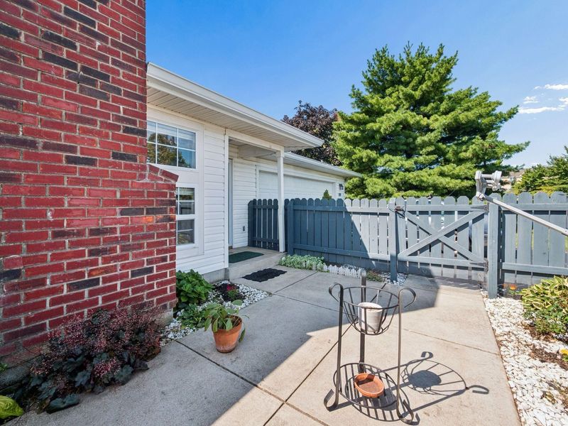 8337 Greyhawk Circle, Columbus, OH 43240 Photo 3
