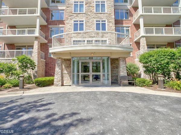 425 Benjamin Drive , Unit 207, Vernon Hills, IL 60061