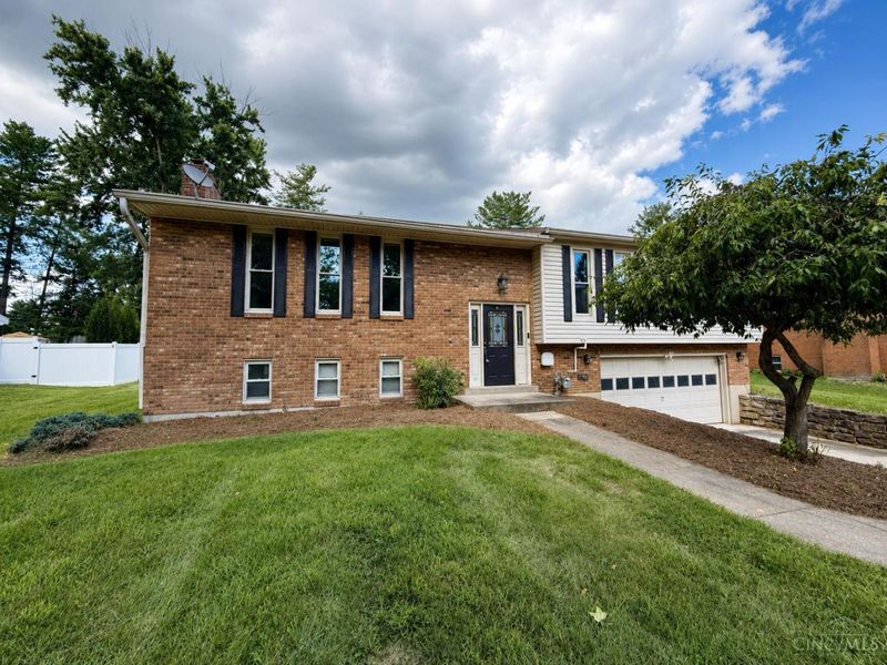 8354 Shadowpoint Court, Montgomery, OH 45242 Photo 2