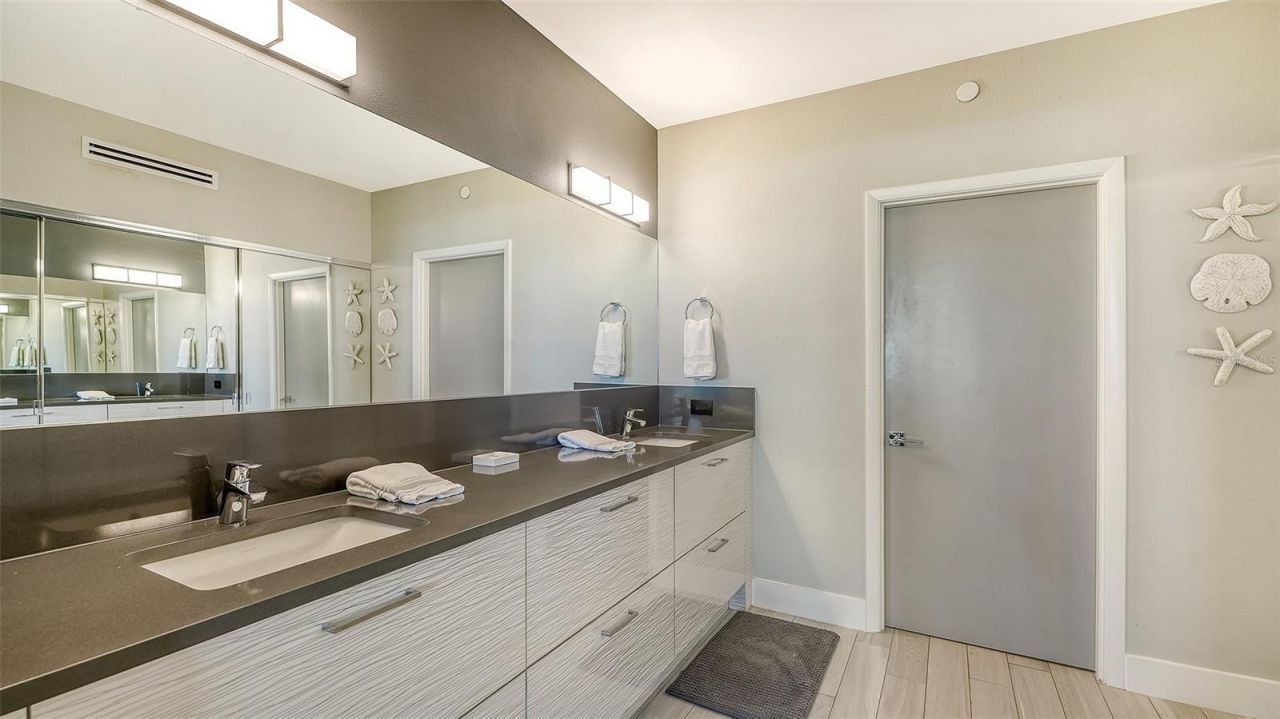1055 Gulf Of Mexico Drive, Unit 105, Longboat Key, FL 34228 Photo