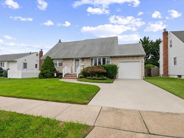 11 Hastings Lane , Hicksville, NY 11801