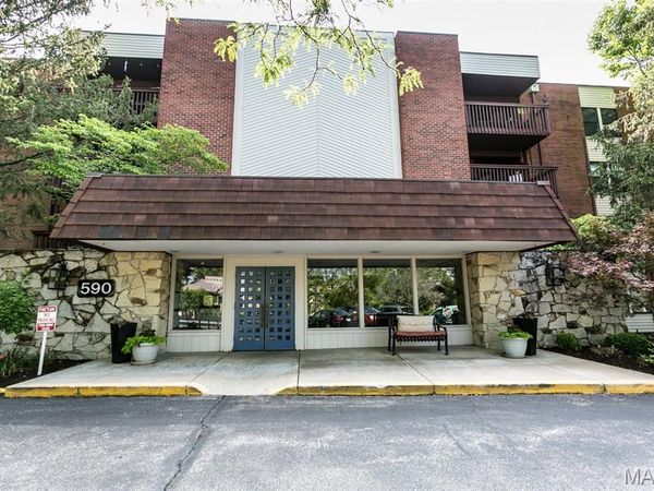 590 Sarah Lane , St Louis, MO 63141