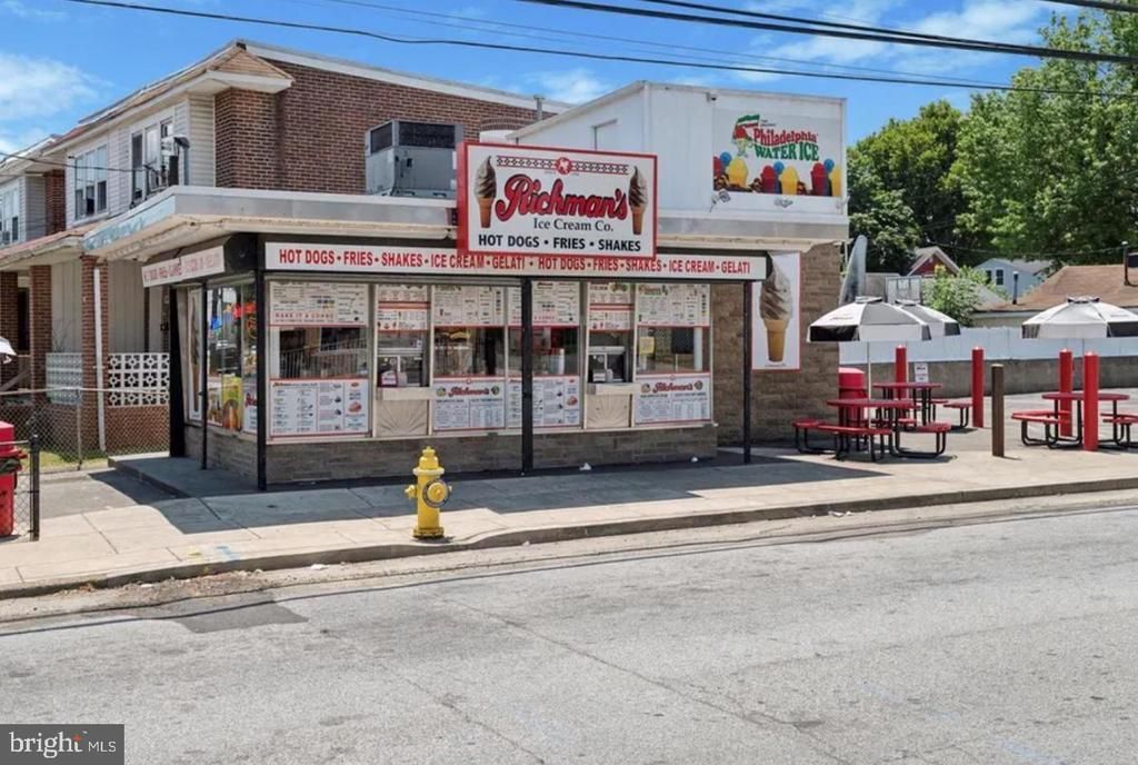 1594 MARKET STREET , LINWOOD, PA 19061