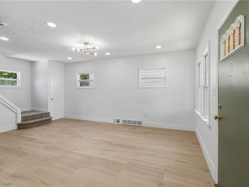 18815 Arrowhead Avenue, Cleveland, OH 44119 Photo 7