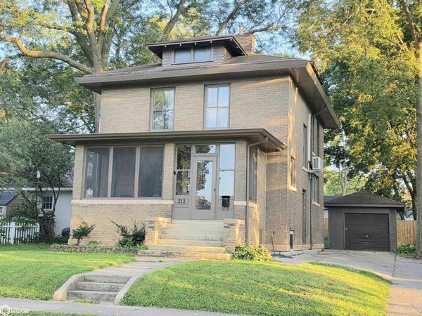 213 10th St NW, Mason City, IA 50401