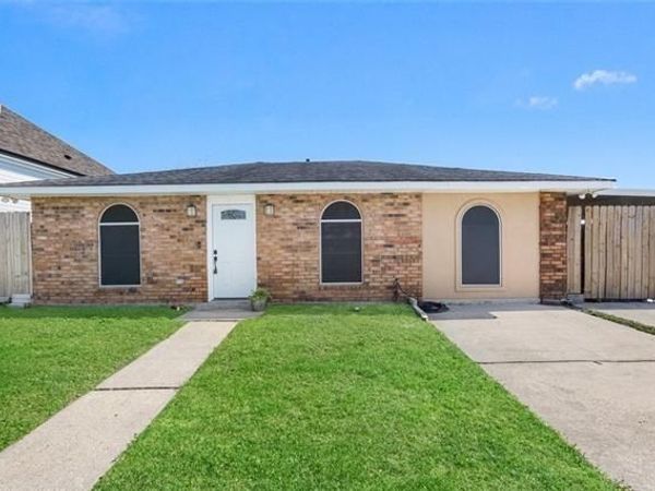3313 DAUTERIVE Drive , Chalmette, LA 70043