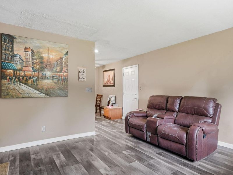 5285 Zimmer Drive , Columbus, OH 43232 Photo 3