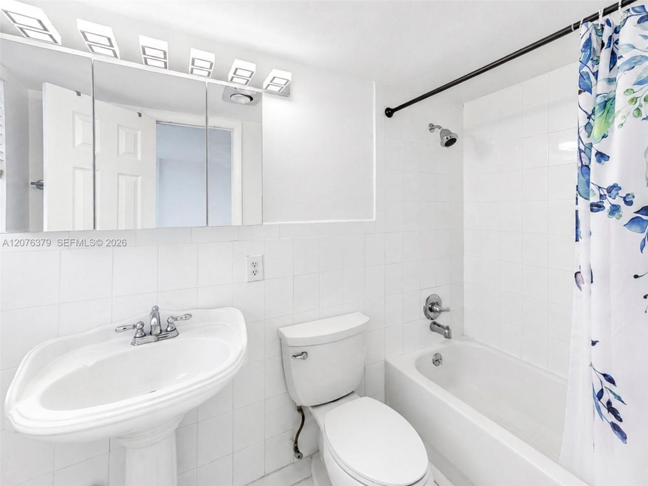 137 Golden Isles Dr , Unit 804, Hallandale Beach, FL 33009 Photo