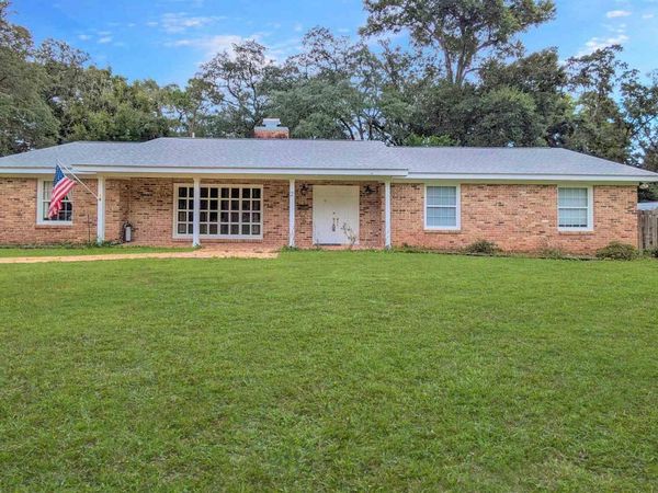 2 Manor Dr, Pensacola, FL 32507