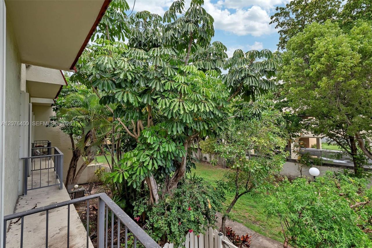 1655 NE 115th St, Unit 21B, Miami, FL 33181 Photo