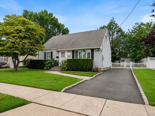 14 Po Lane, Hicksville, NY 11801
