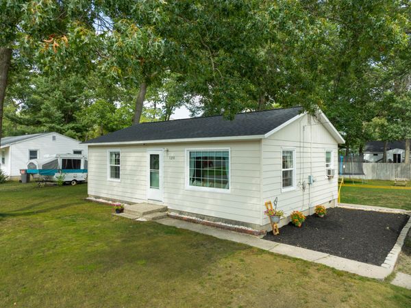 1210 Woodcrest Street, Muskegon, MI 49442
