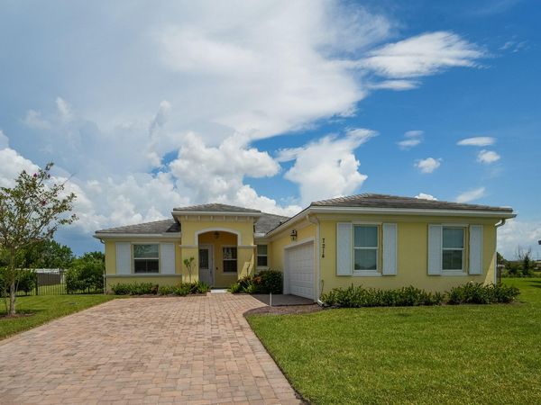 7214 NW Farnsworth Circle, Port St. Lucie, FL 34987