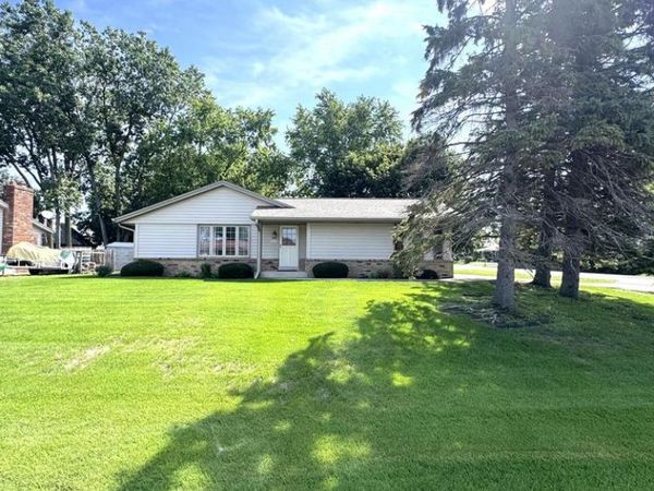 5527 N Meadows DRIVE, Racine, WI 53402