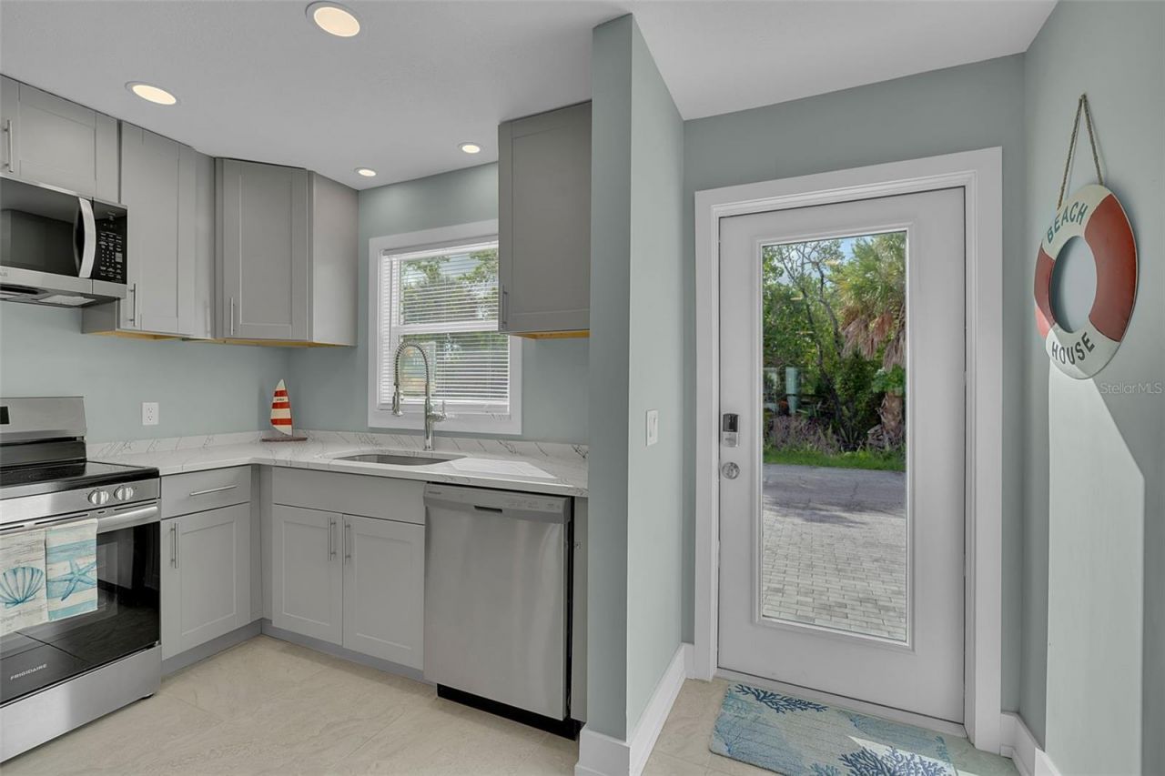 713 Saint Judes Drive S, Unit 2, Longboat Key, FL 34228 Photo