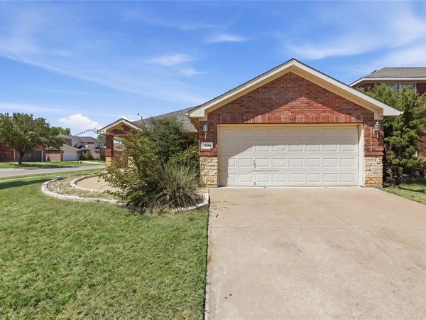 1104 Deedee Creek Drive, Euless, TX 76040