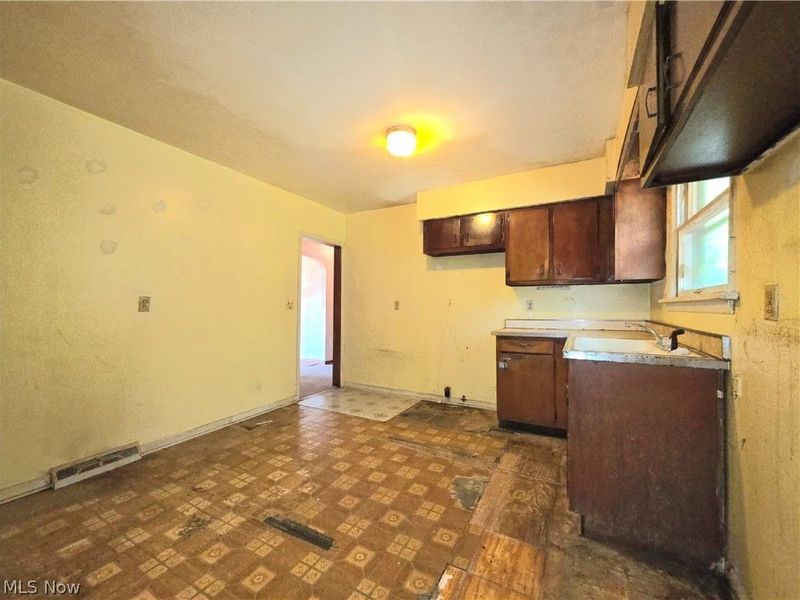6118 Gladys Avenue, Elyria, OH 44035 Photo 11