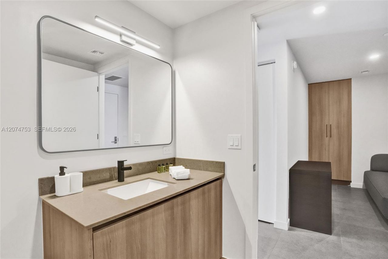 121 NE 5th St , Unit 2411, Miami, FL 33132 Photo