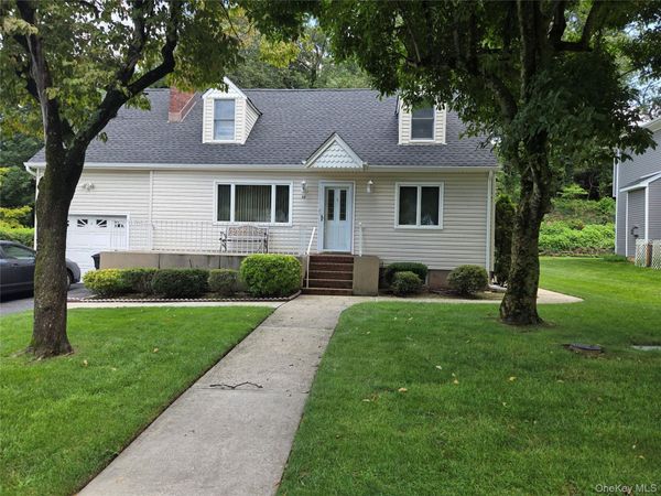 10 Irving Drive, Woodbury, NY 11797
