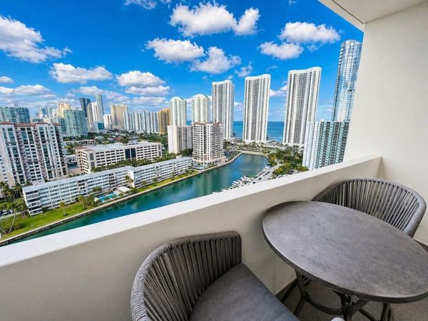 300 Bayview Dr , Unit PH11, Sunny Isles Beach, FL 33160