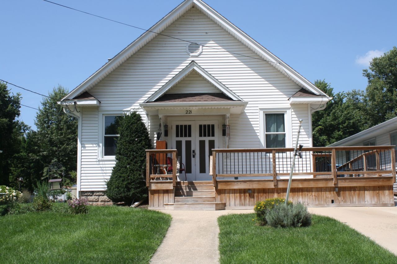 221 W Morgan Street, Dixon, IL 61021 Main Photo