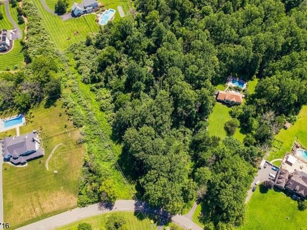 17 Woodfield Rd, Green, NJ 07821