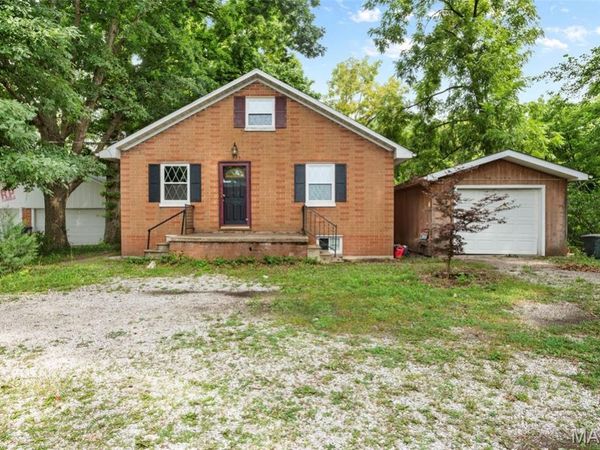 325 W North Street , Staunton, IL 62088