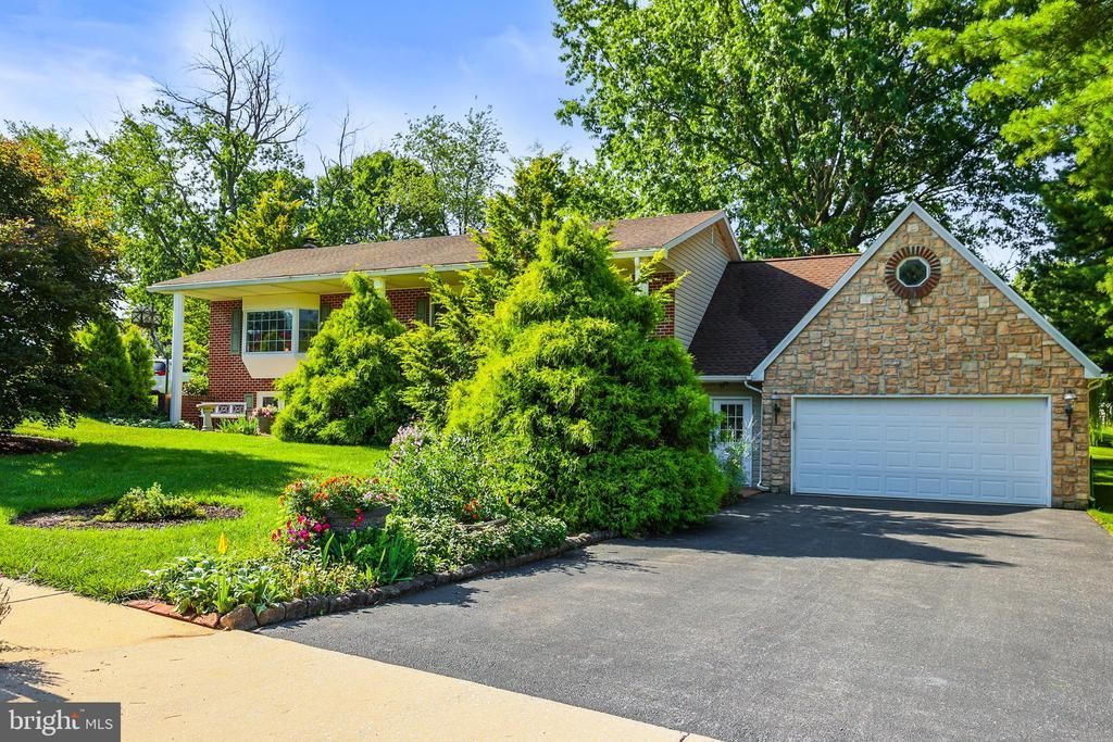 4149 ROBINHOOD DRIVE , YORK, PA 17408