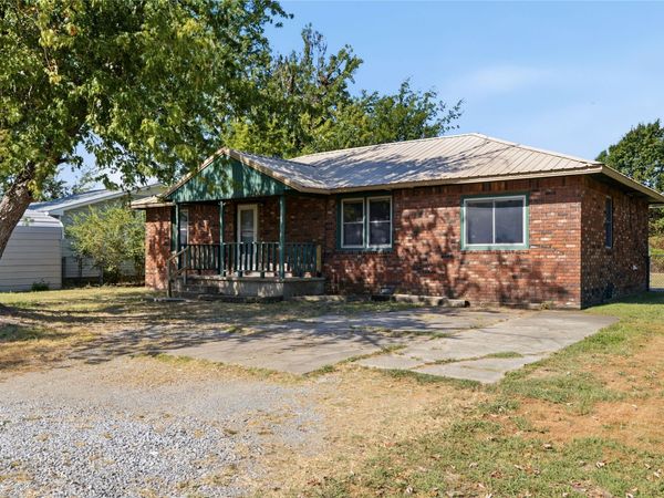 303 S Gray Place , Chouteau, OK 74337