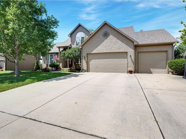 826 Trailway Drive, Raymore, MO 64083