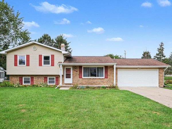318 Kenway Drive, Lansing, MI 48917