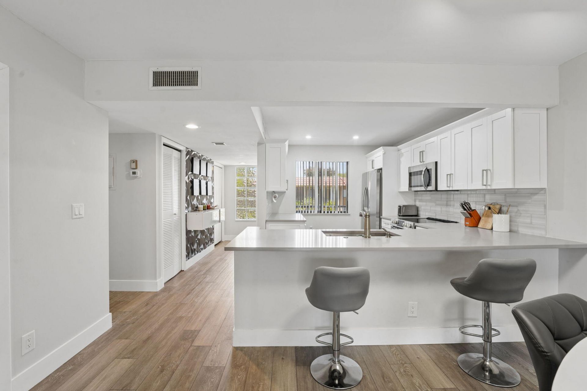 327 Lakeview Drive, Unit 203, Weston, FL 33326 Photo