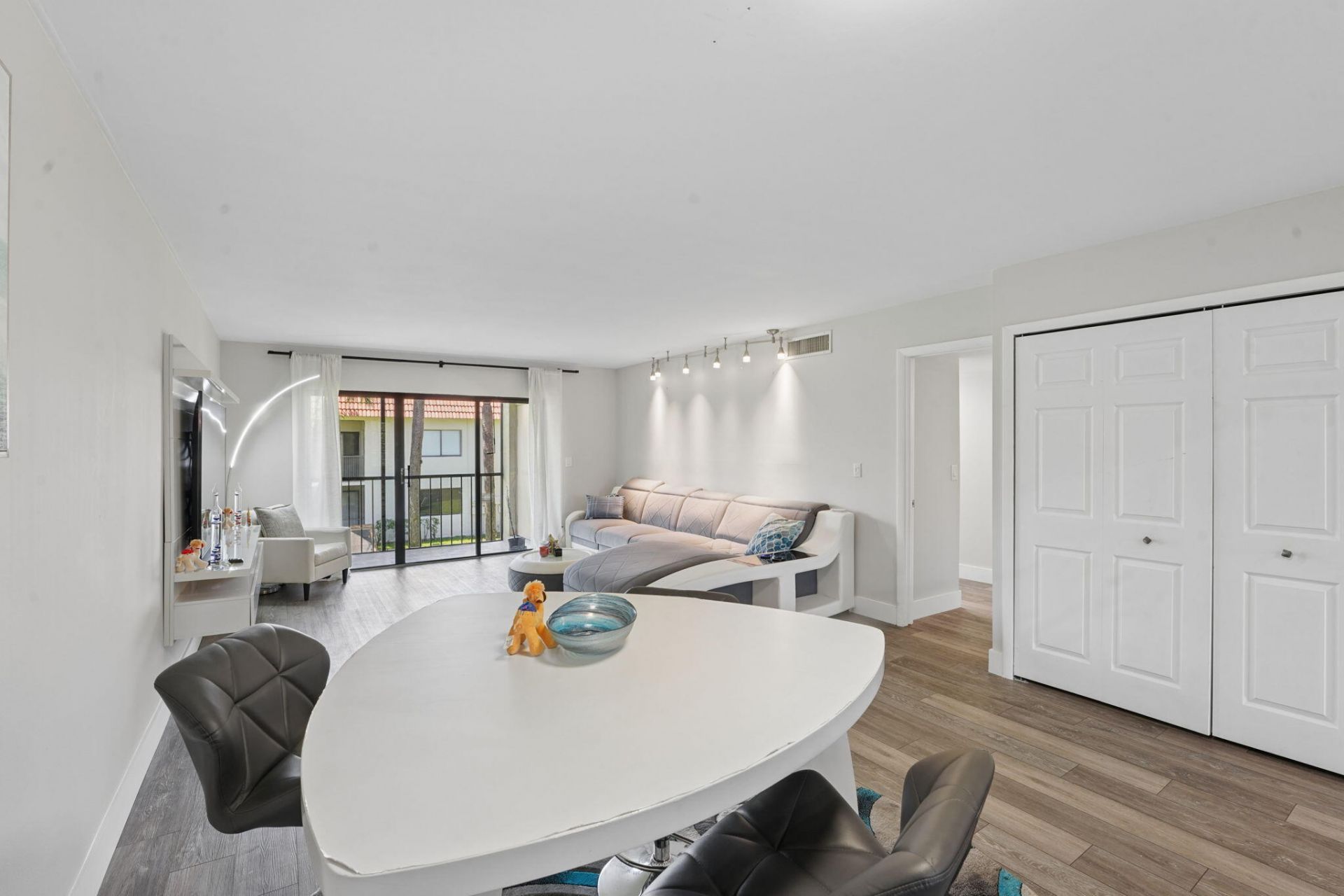 327 Lakeview Drive, Unit 203, Weston, FL 33326 Photo