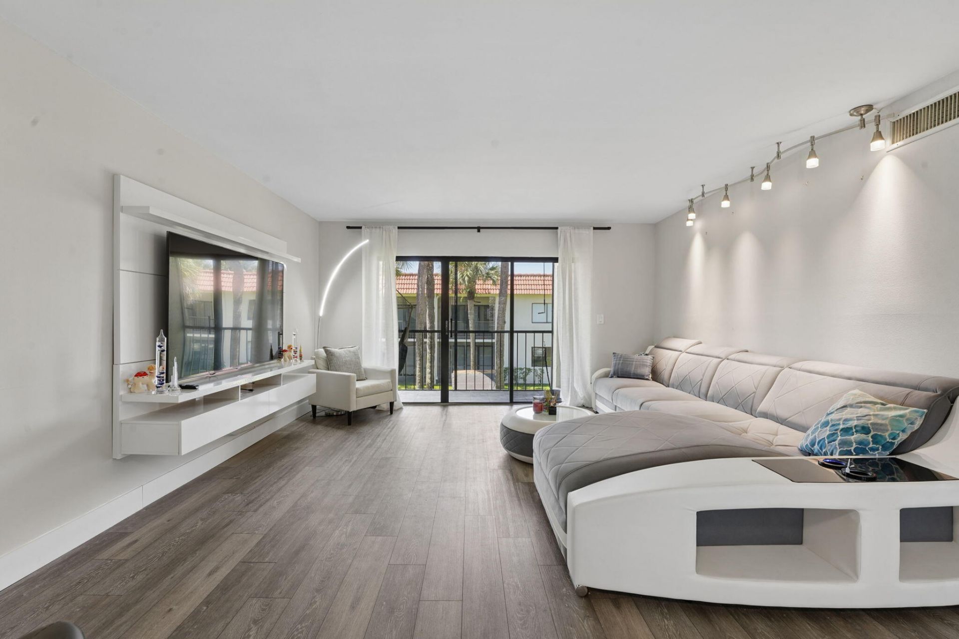 327 Lakeview Drive, Unit 203, Weston, FL 33326 Photo