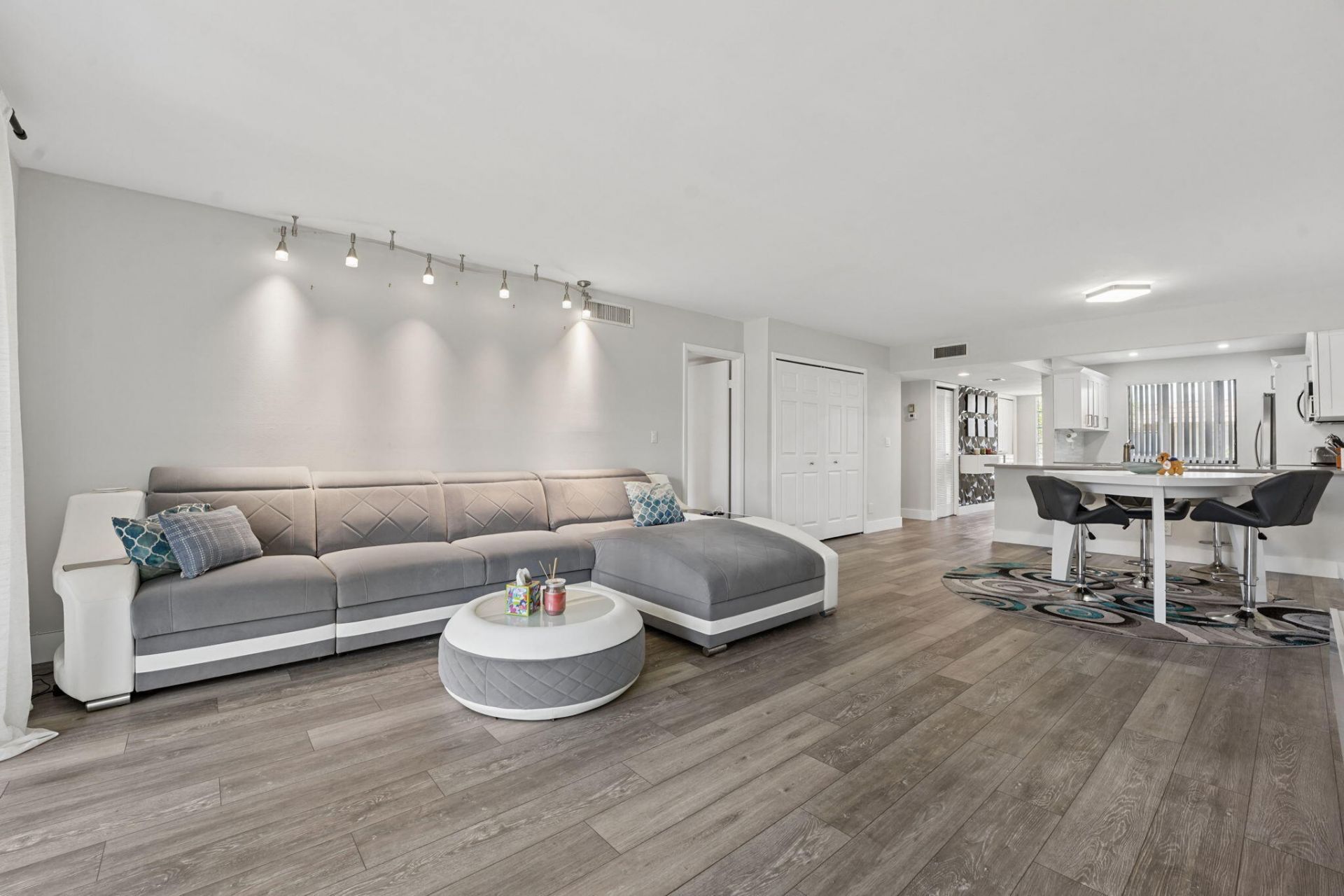 327 Lakeview Drive, Unit 203, Weston, FL 33326 Photo