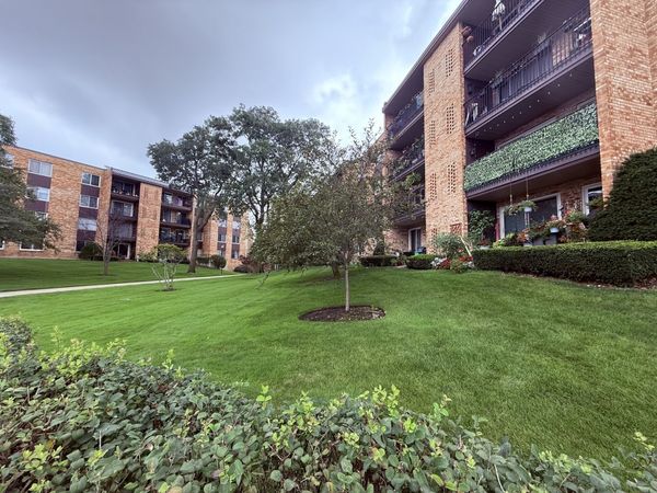502 W Huntington Commons Road, Unit 438, Mount Prospect, IL 60056
