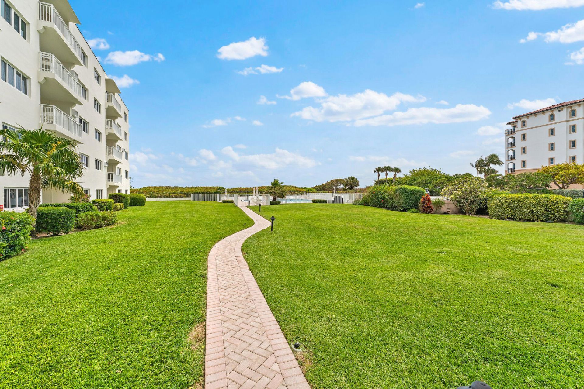 33 S Ocean Avenue, Unit 206, Palm Beach Shores, FL 33404 Photo