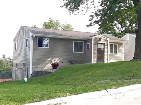 1222 15th Avenue S, Clinton, IA 52732