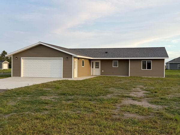 100 Oak Crest Blvd , Roseau, MN 56751