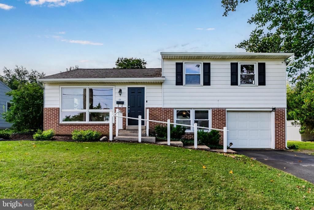 102 E Woodland Drive, Mechanicsburg, PA 17055 Main Photo