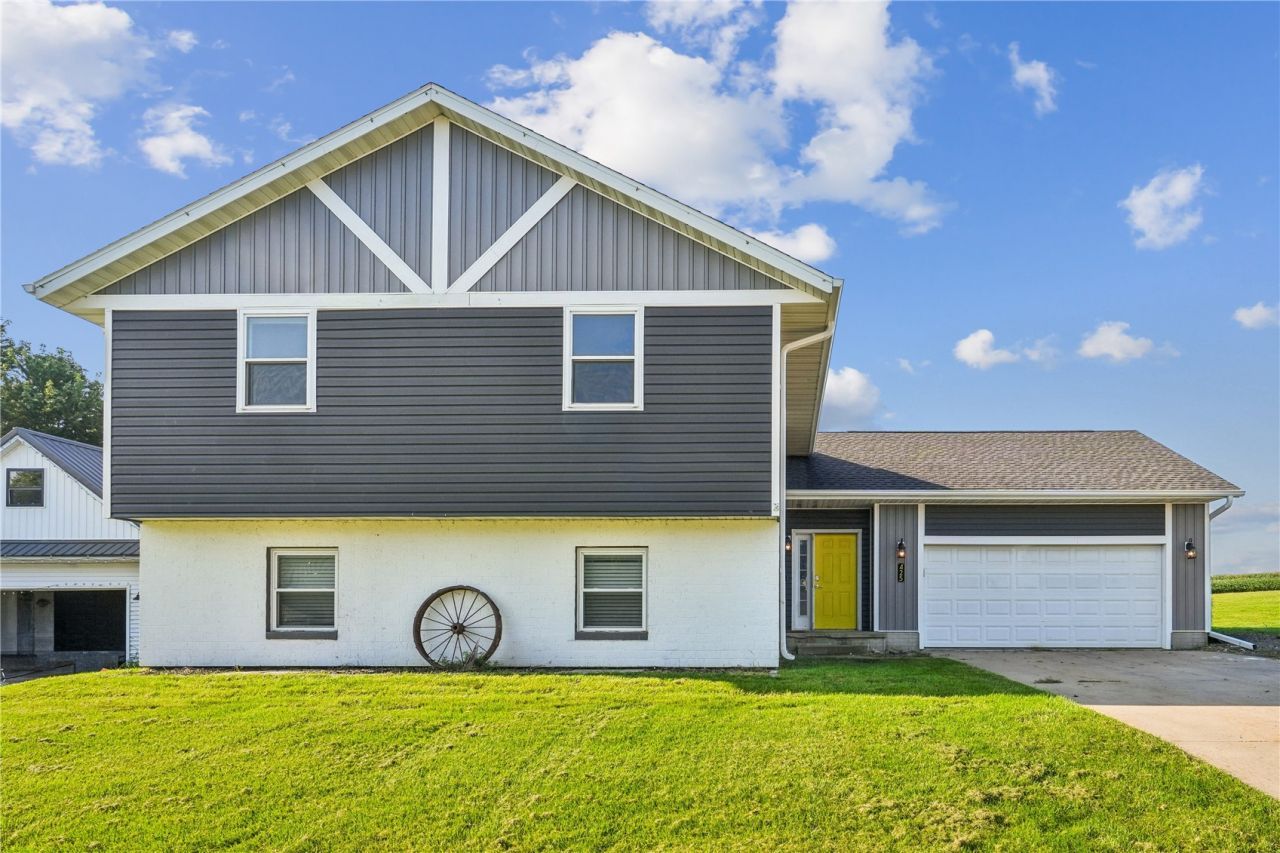 425 3rd Street Sw, Swisher, IA 52338 Main Photo