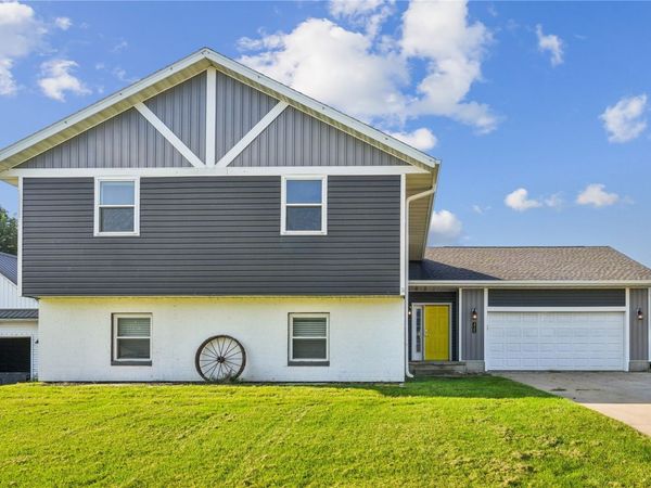 425 3rd Street SW, Swisher, IA 52338