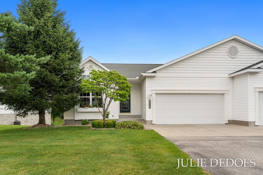 5726 N Turning Leaf Way, Fruitport, MI 49415 Main Photo