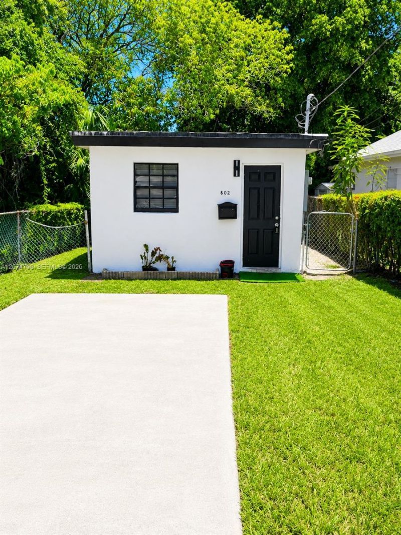 802 NW 3rd Ter, Hallandale Beach, FL 33009 Photo