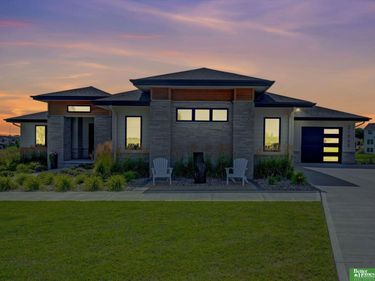21068 Valley Circle, Elkhorn, NE 68022