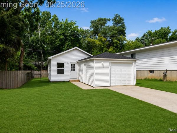 2840 Oldsmobile Avenue, Waterford Township, Mi 48328