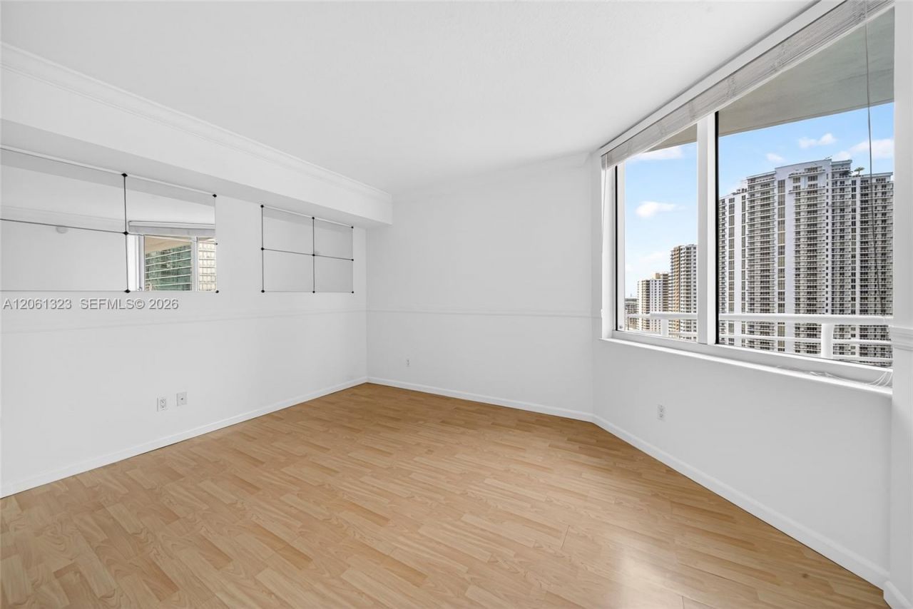 325 S Biscayne Blvd , Unit 2219, Miami, FL 33131 Photo